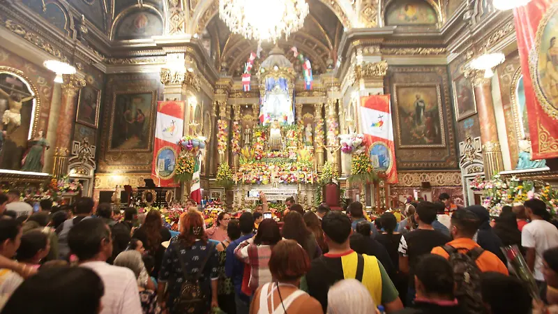 Fieles visitan a la Virgen de Guadalupe en el Santuario